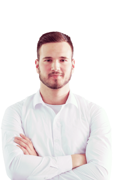 Portrait d’un homme barbu en chemise blanche.